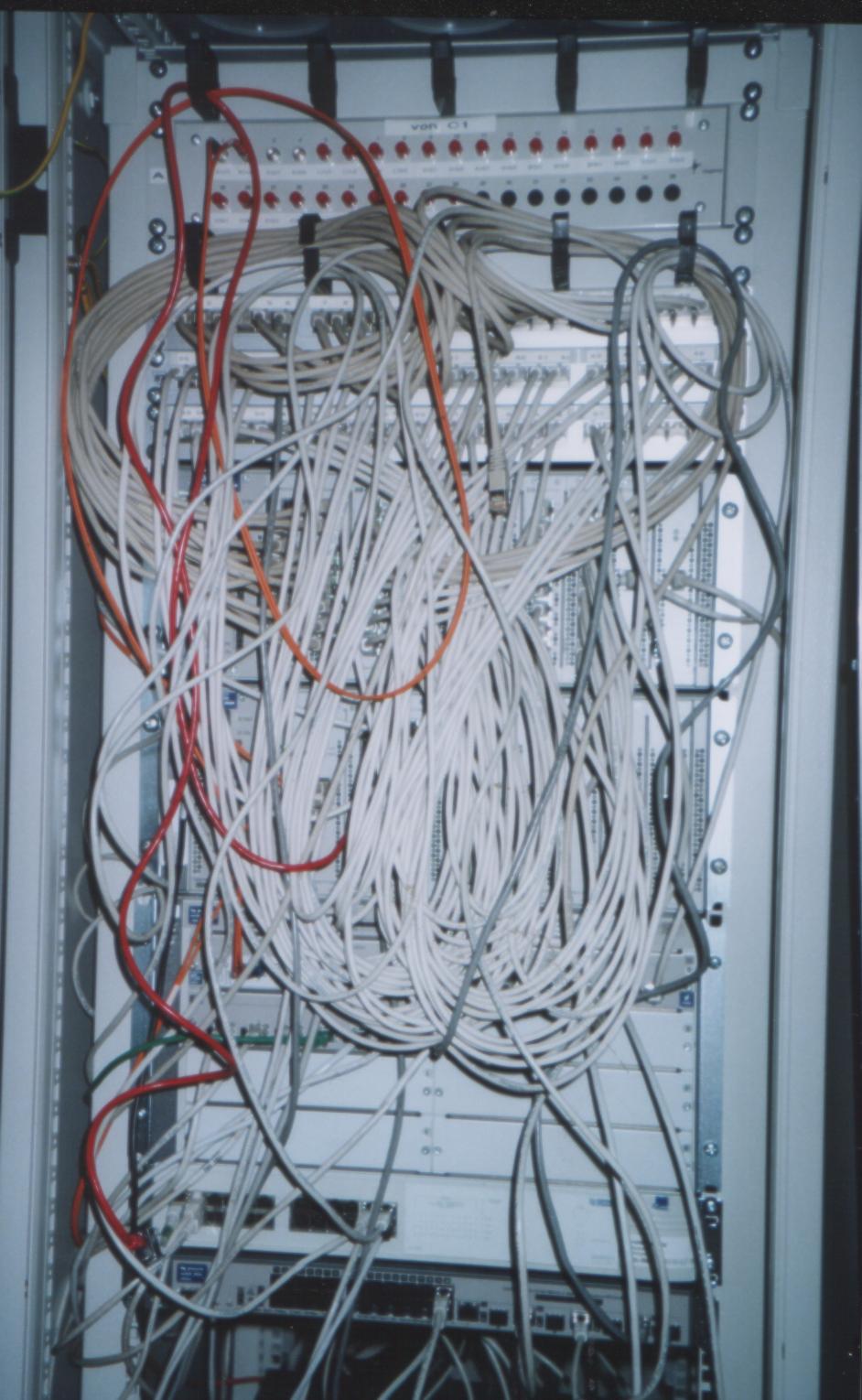 Netzwerkschrank mit Switches und Verkabelung